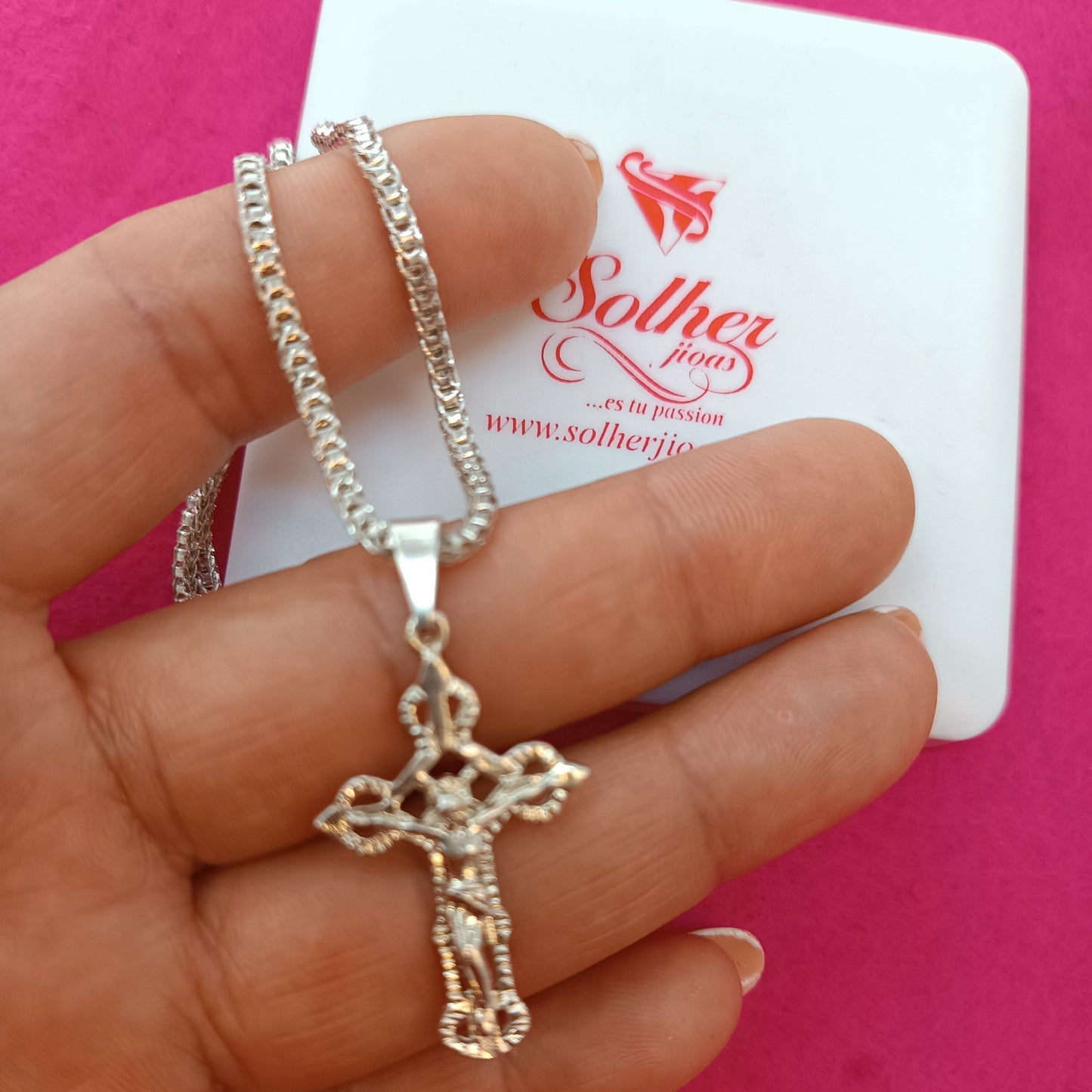 Cadena con colgante Cristo crucificado con relieve en plata