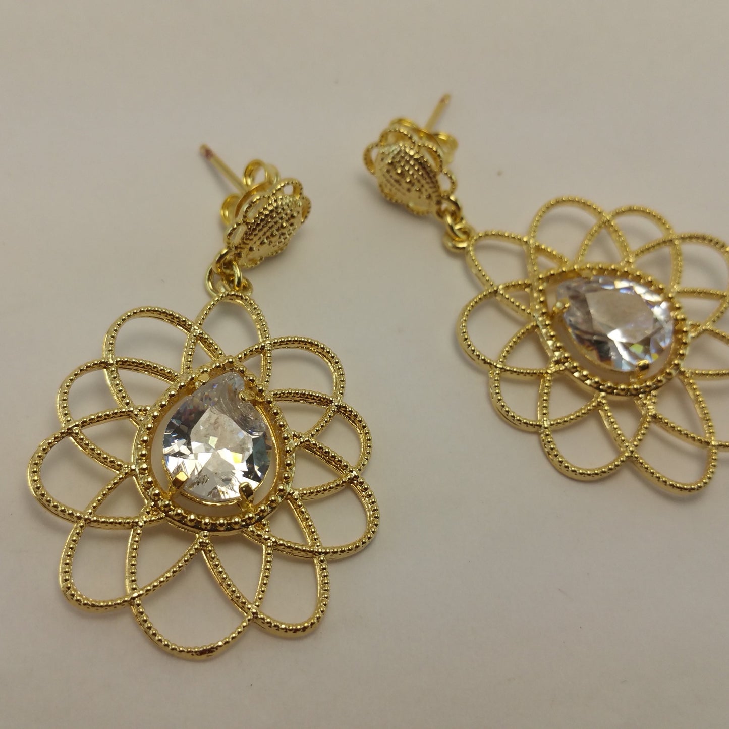 Pendientes Flor con Circonitas  finas Gold.