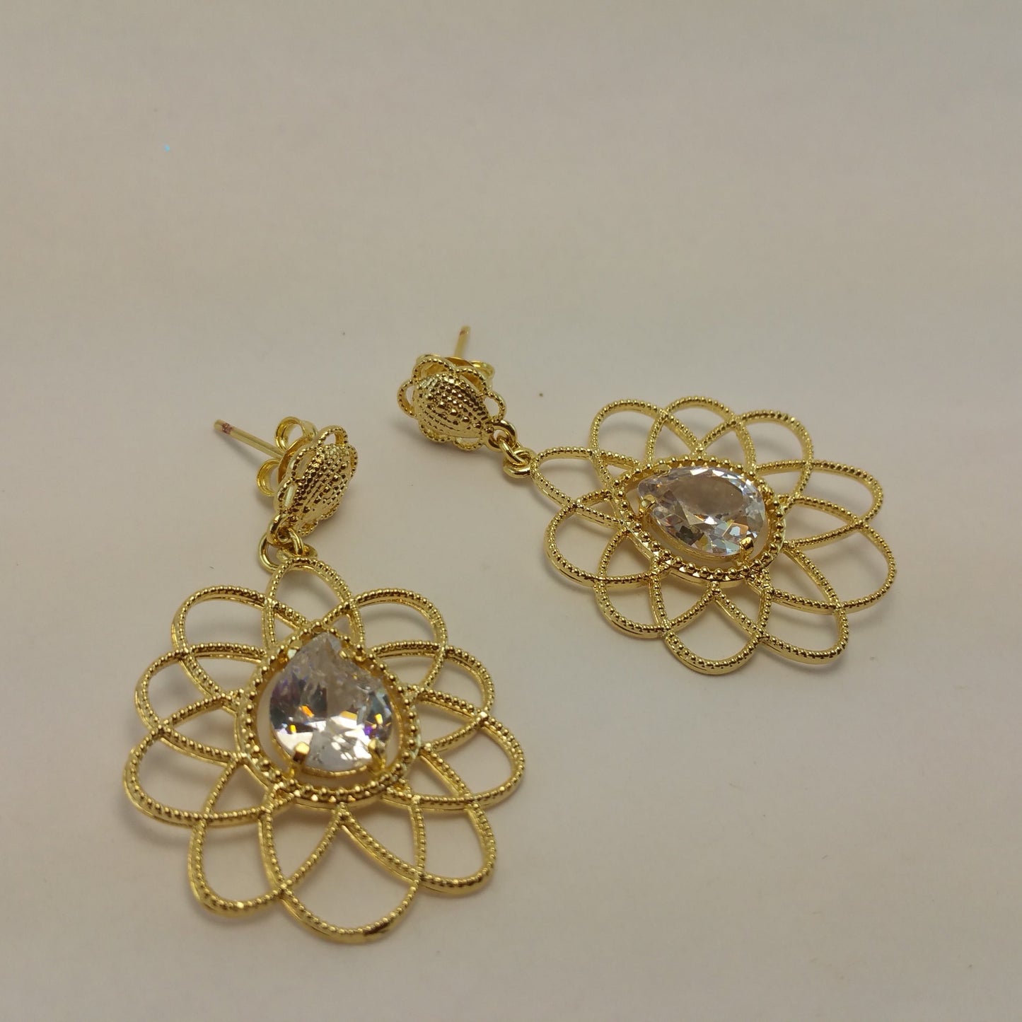 Pendientes Flor con Circonitas  finas Gold.