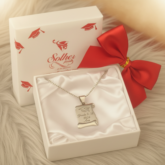 Cadena con Colgante en Pergamino Personalizado  Graduación Plata.