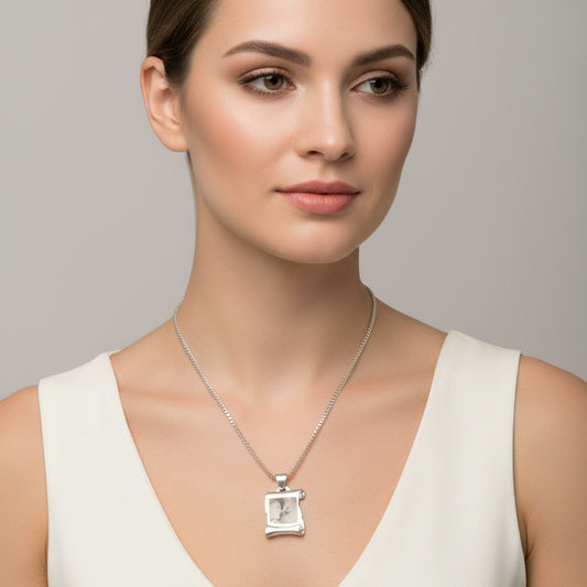 Cadena con Colgante en Pergamino Personalizado  Plata.
