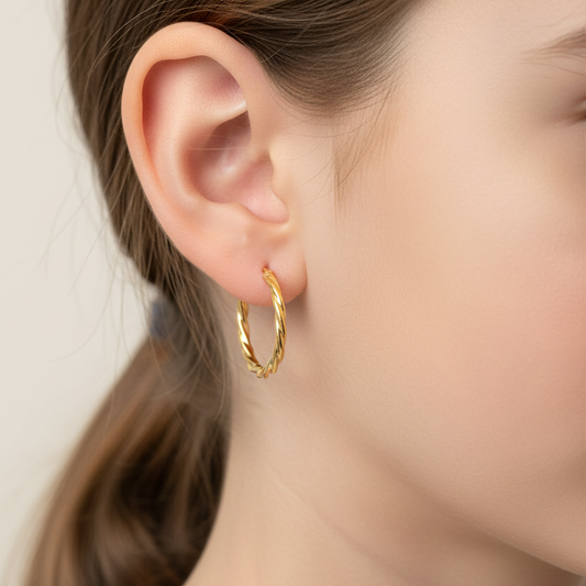 Argollas  en 100%  Oro de 18 Kl.  Diámetro interior de 13mm y grosor 1mm.