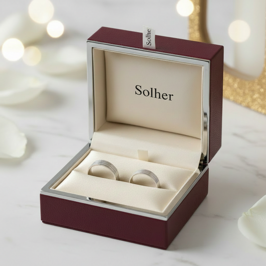 Alianza tallada en Oro blanco de 18 Kl.  Terminación en brillo. Ancho de 5mm.