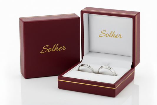 Alianza tallada de 4mm en Oro blanco de 18 Kl.  Terminación en brillo y mate. Matizada con líneas en brillo