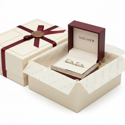 Alianza tallada de 4mm en Oro blanco de 18 Kl.  Terminación en brillo y mate. Matizada con líneas en brillo.