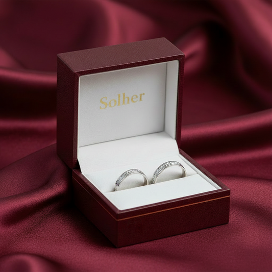 Alianza tallada de 4mm en Oro blanco de 18 Kl.  Terminación en brillo y mate. Matizada con líneas en brillo (Copia)