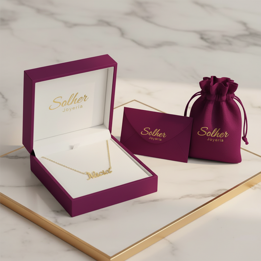 Gargantilla de nombre en 100% Oro de 18 Kl. con letra inglesa pequeña.