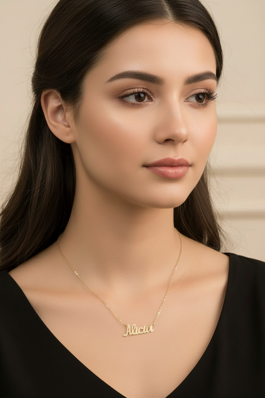Gargantilla de nombre en 100% Oro de 18 Kl. con letra inglesa pequeña.