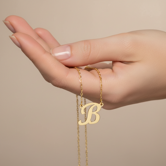 Colgante con letra inglesa de A - Z  100% Oro de 18 kilates.