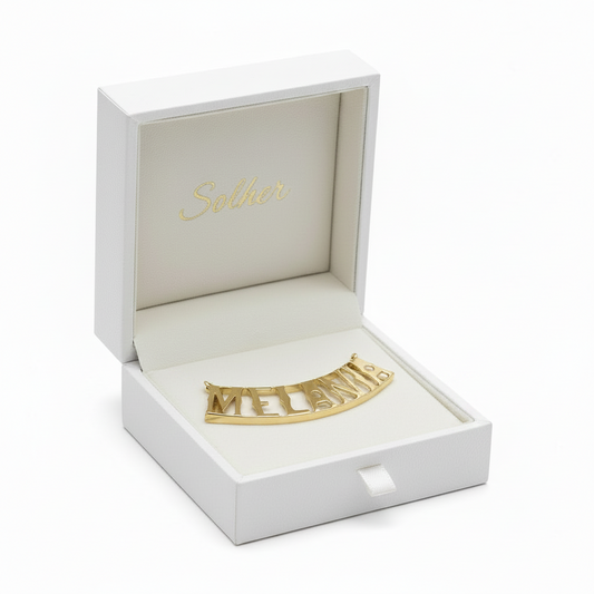 Colgante   Personalizado de nombre en Oro de 18 Kl. Letras en mayúsculas.