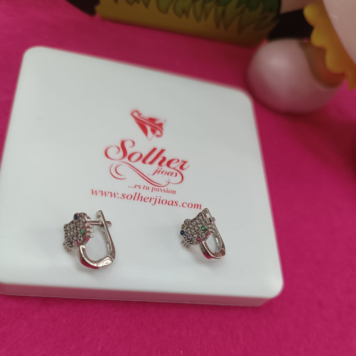 Pendientes Hello Kitty con Circonita Finas con cierre Omega