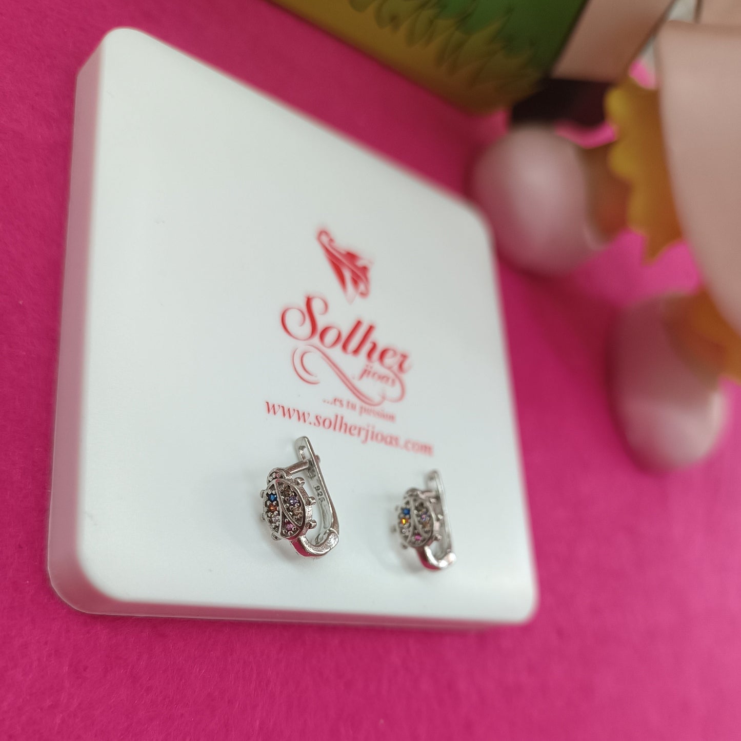 Pendientes 🐞 Mariquita con Circonita Finas con cierre Omega