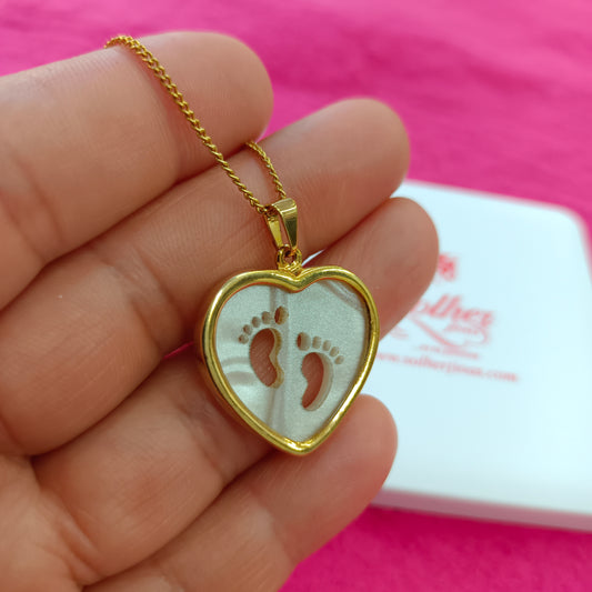 Gargantilla 👣 Piesitos en Nácar con corte de corazón Gold.