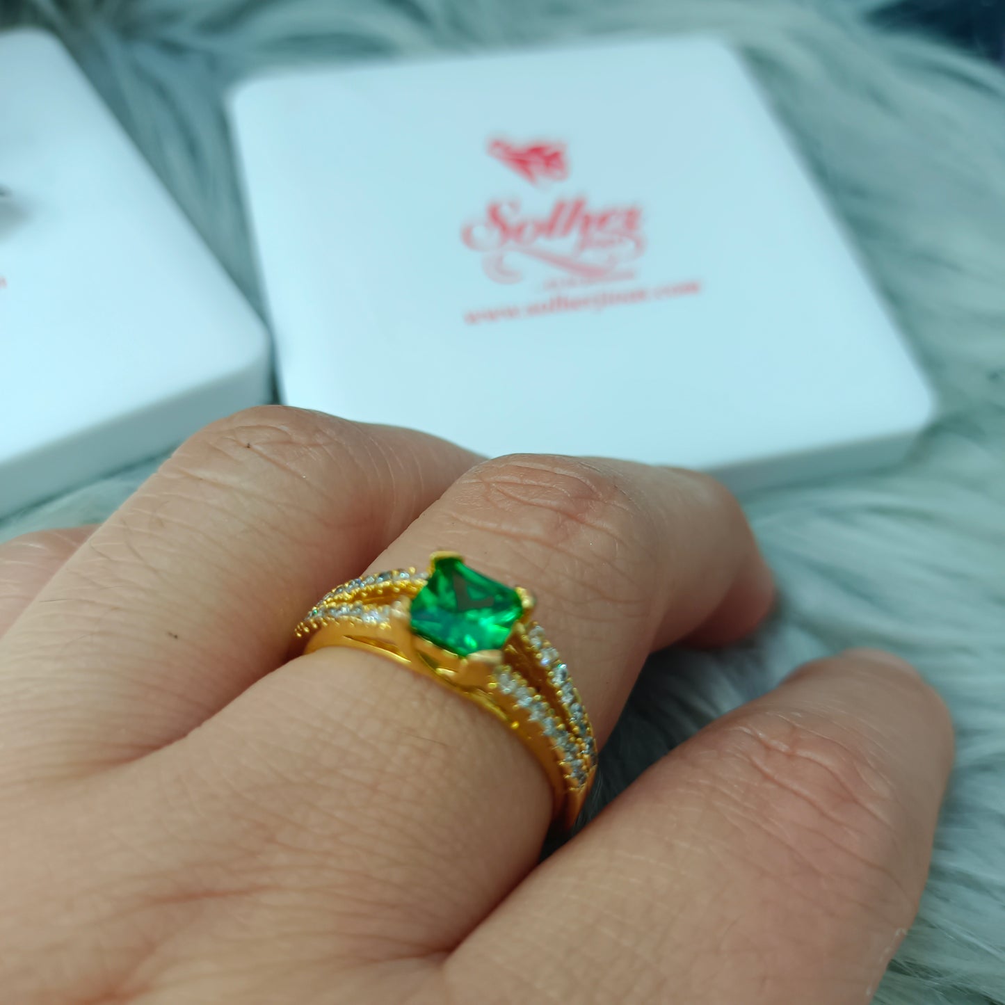 Anillo Turmalina Verde con Circonitas finas Gold