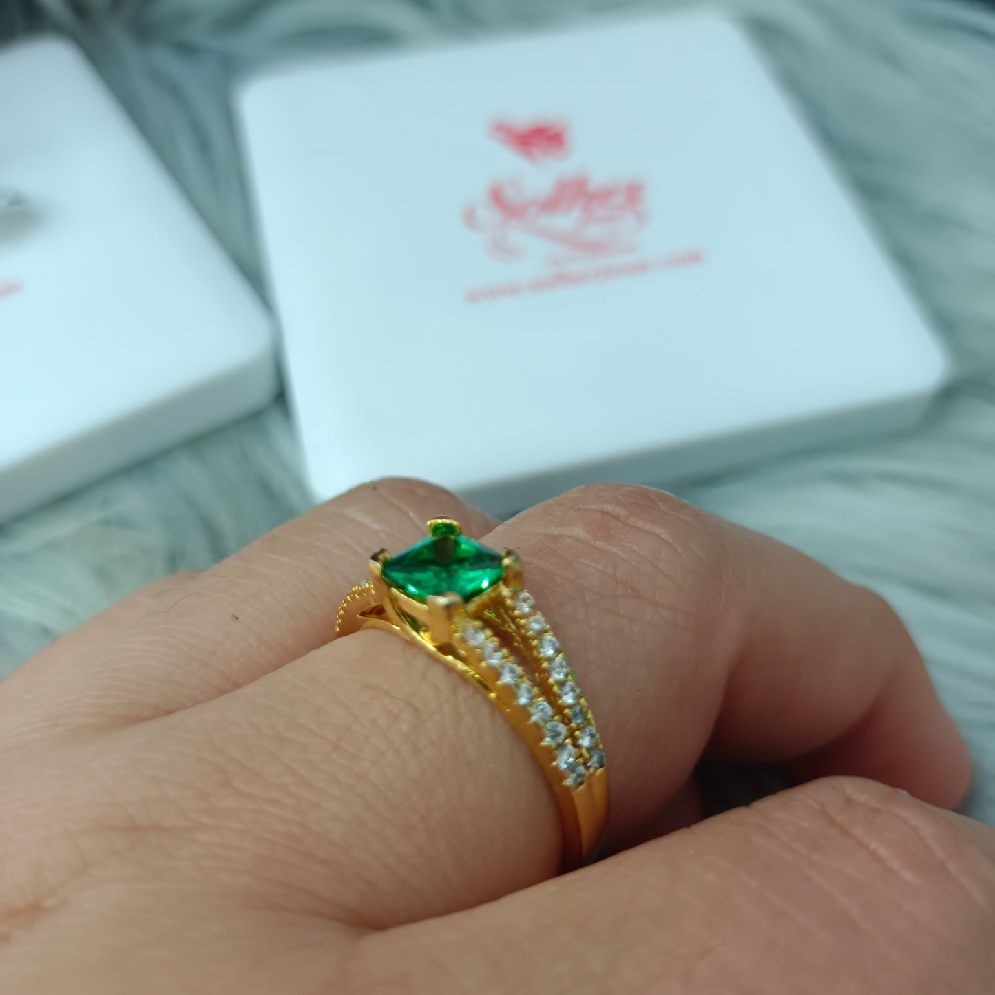 Anillo Turmalina Verde con Circonitas finas Gold