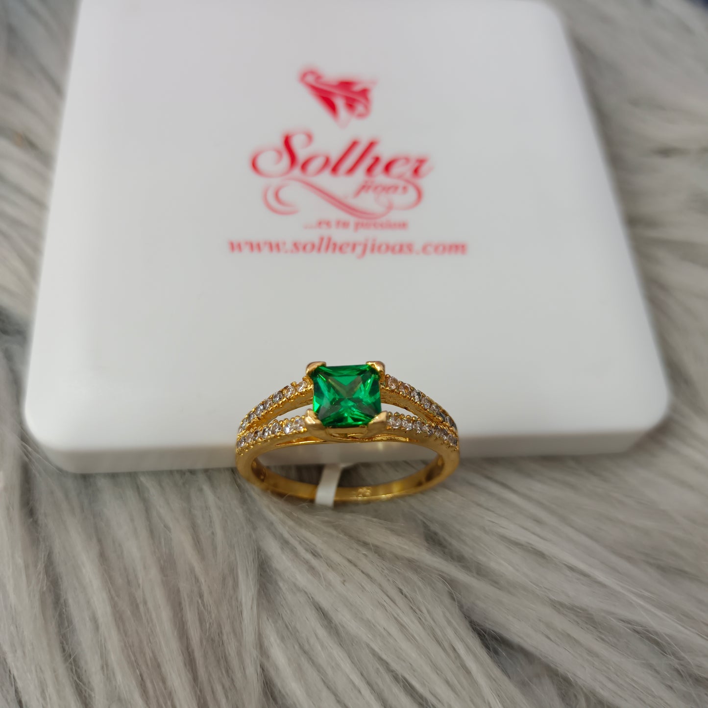 Anillo Turmalina Verde con Circonitas finas Gold