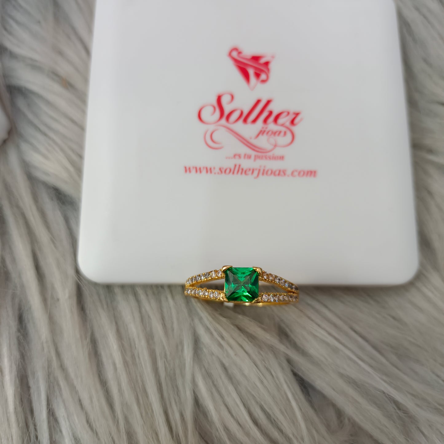 Anillo Turmalina Verde con Circonitas finas Gold