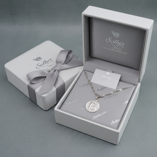 Cadena con Colgante Quince en Relieve Plata