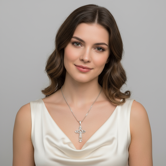 Cadena con colgante Cristo crucificado con relieve en plata