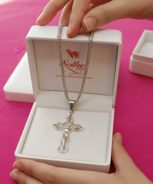 Cadena con colgante Cristo crucificado con relieve en plata