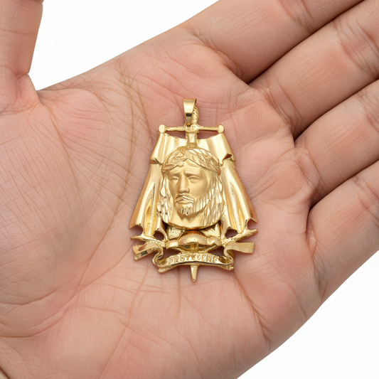 Medalla del Cristo de los Toreros en 100% Oro de 18 Kl. con capote, espada y montera.