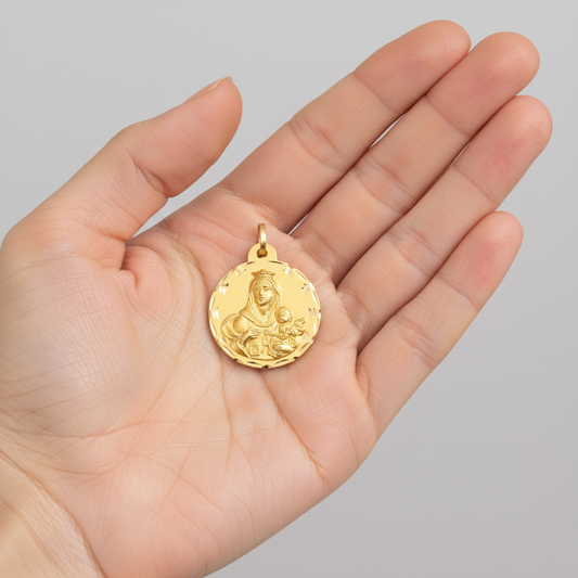 Medalla Virgen del Carmen 100% en Oro amarillo de 18 Kl con borde tallado.