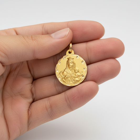Medalla Virgen del Carmen  100% en Oro amarillo de 18 Kl con borde tallado.  15 mm.
