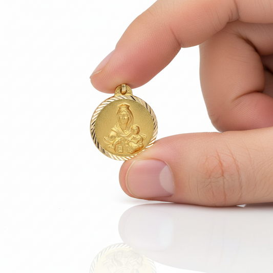 Medalla Virgen del Carmen en 100% Oro amarillo de 18 Kl con borde tallado. 18 mm.
