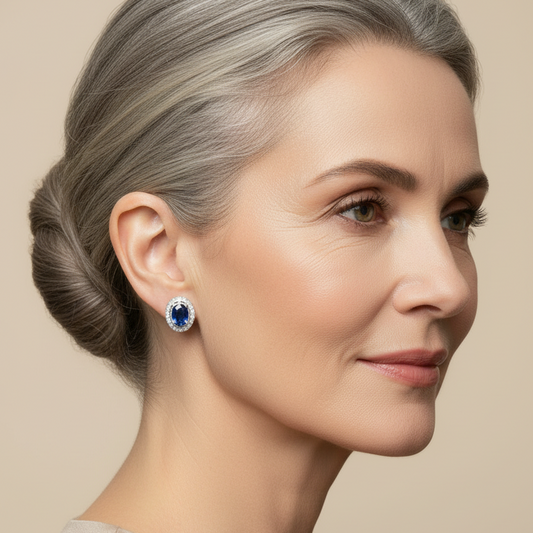 Pendientes en 100% Oro blanco de 18 Kl. con cerco de circonitas y zafiros finos. Cierre catalán