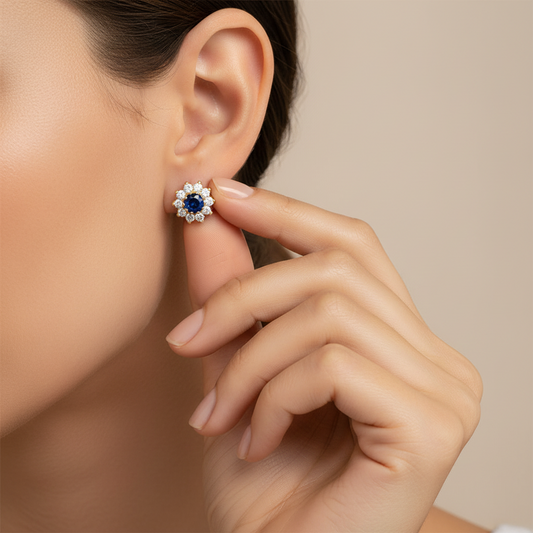 Pendientes en 100%  Oro de 18 Kl. con circonitas y piedra central en crisopal azul. 8 mm.
