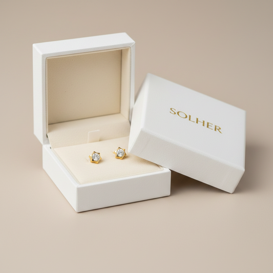 Pendientes de estrella para niña en 100% Oro de 18 Kl. con circonitas.  Cierre de rosca. 4mm.