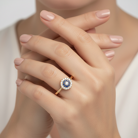 Anillo  círculo en 100%  Oro de 18 Kl. con circonitas y crisopal azul.