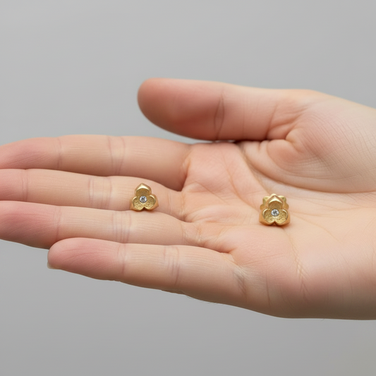 Pendientes de trébol matizados para Bebe  en 100% Oro de 18 Kl. con circonitas.  Cierre de rosca. 6x6mm.