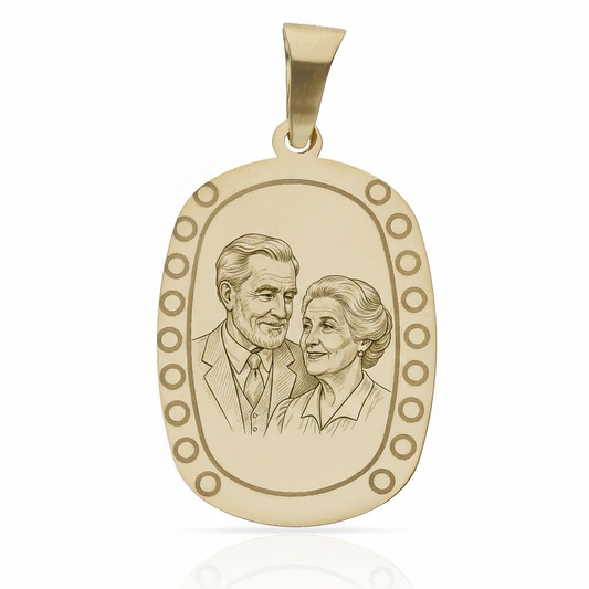 Placa lisa ovalada en Oro amarillo de 18 Kl con greca alrededor.