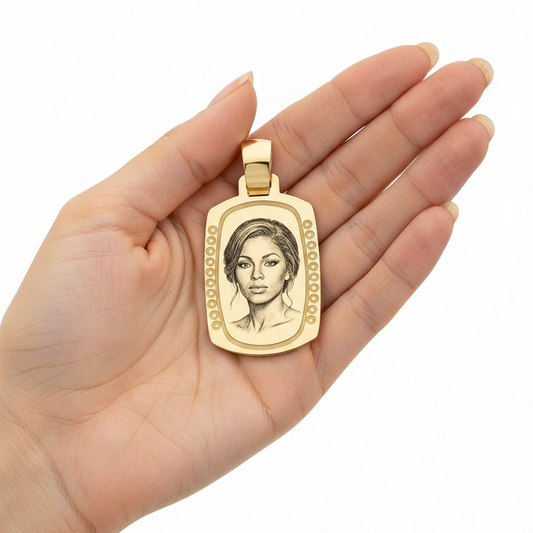 Placa lisa ovalada Hecho 100% en Oro amarillo de 18 Kl con greca alrededor.