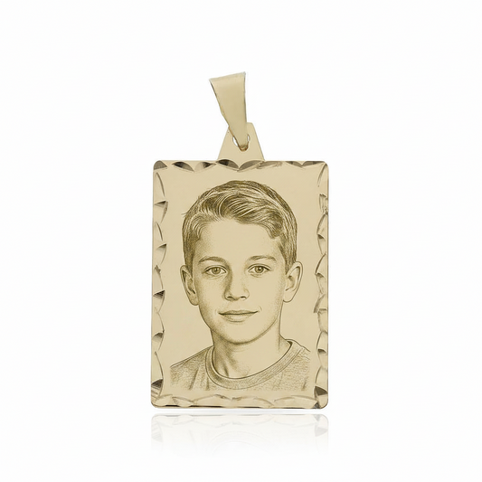 Placa lisa Hecho con brillo en Oro amarillo de 18 Kl y forma rectangular con borde tallado.
