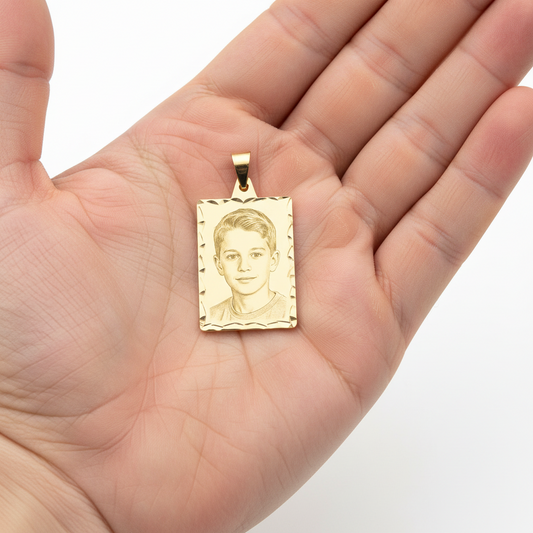 Placa lisa Hecho con brillo en Oro amarillo de 18 Kl y forma rectangular con borde tallado.