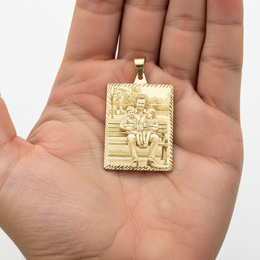 Placa lisa  Hecho 100% en Oro de 18 Kl y forma rectangular con borde tallado.