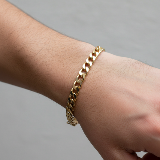 Pulsera barbada hueca 100%  en Oro de 18 Kl. Ancho de 7mm.