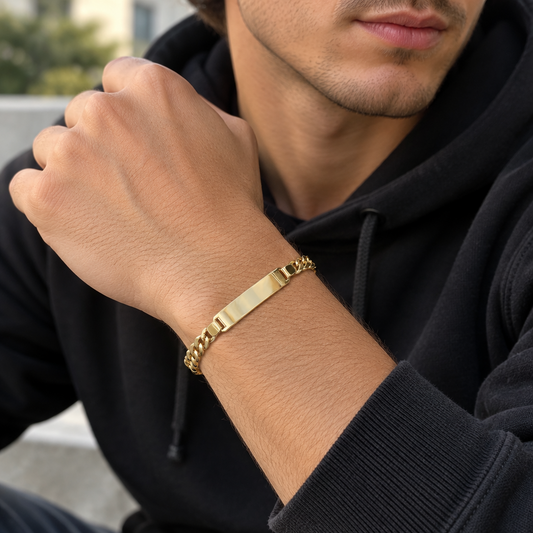 Pulsera hueca en 100% Oro de 18 Kl. con placa.  Eslabón barbado. Terminación en brillo.  c/u.