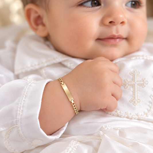 Pulsera hueca en 100% Oro de 18 Kl. con placa. Eslabón barbado. Terminación en brillo.
