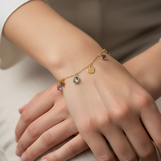 Pulsera mini charms   100% en Oro 18 Kl. con diferentes motivos: círculos, estrella y corazón + 4 piedras