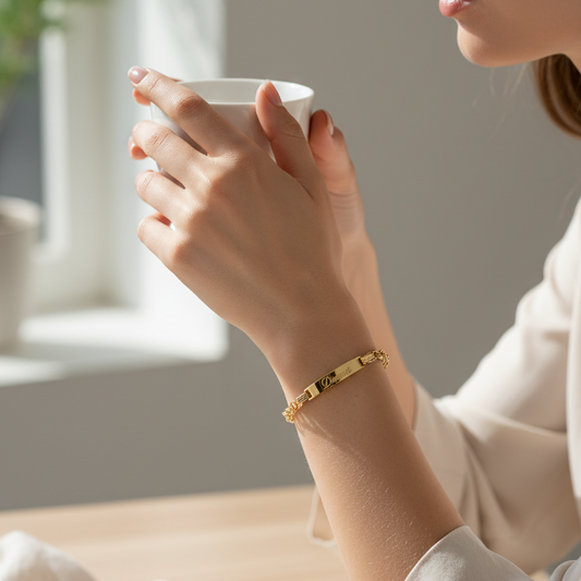 Pulsera Húngara hueca en 100%  Oro de 18 Kl. con placa.