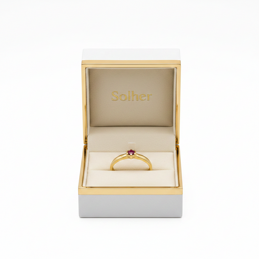 Anillo Personalizado Graduación  100% en Oro de 18 Kl. con rubí fino.