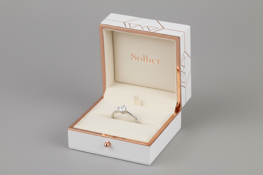 Sortija en Oro blanco de 18 Kl. con circonita.  Medida de la piedra: 4mm.