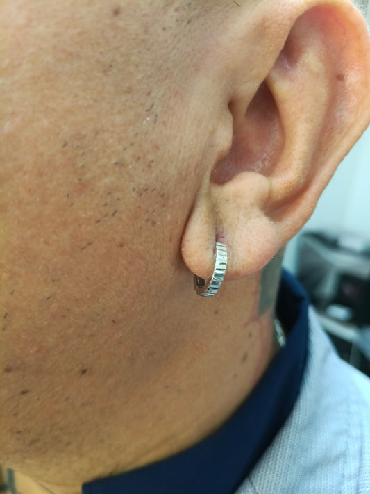 ARGOLLAS PLATA 925 ARO FACETADO IRREGULAR BRILLO RODIO.